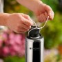 Gardena Premium Tiefbrunnenpumpe 6000/5 inox: Person befestigt Seil an Edelstahl-Pumpe.