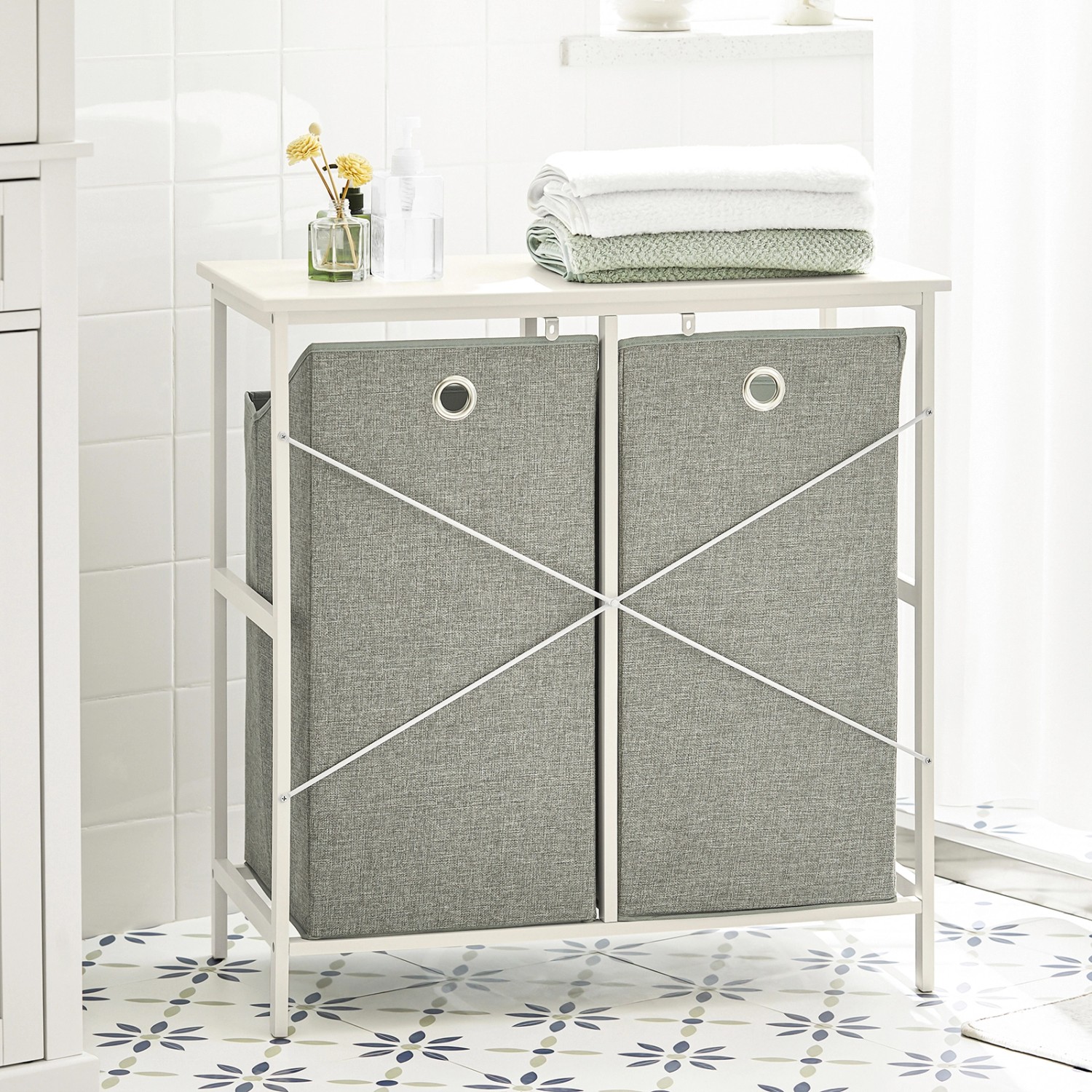 SoBuy Wäscheschrank BZR57-W mit 2 grauen Wäschesäcken aus Vlies und Ablage.