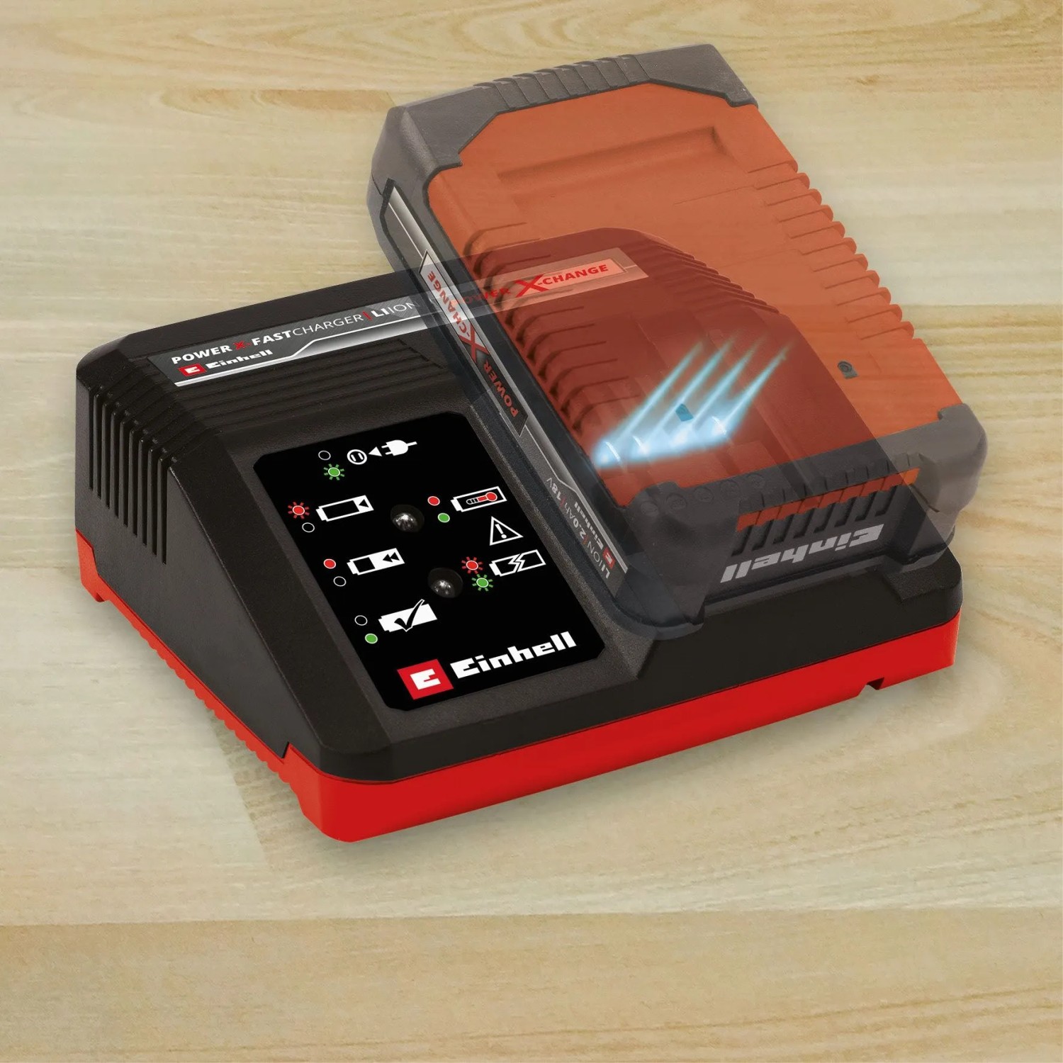 Einhell Power X-Change PXC-Ladegerät 4A lädt orangefarbenen Akku. Schnellladetechnologie für Elektrowerkzeuge.
