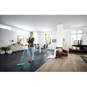 Frau wischt Boden mit Leifheit Picobello XL micro duo Bodenwischer in modernem Wohnzimmer.