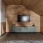 Wohnraum mit Egger Decowall Wandpaneelen und schwarzer Winkelleiste für saubere Abschlüsse.