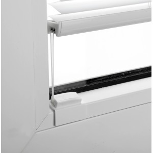 Detailaufnahme: Weißer Gardinia Plissee-Falzklebeträger Concept am Fenster.