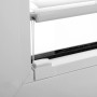 Detailaufnahme: Weißer Gardinia Plissee-Falzklebeträger Concept am Fenster.