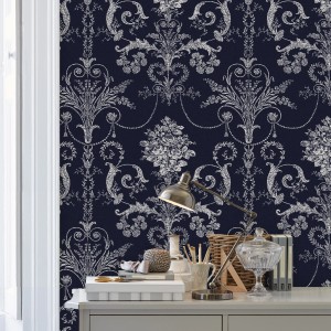Laura Ashley Vliestapete Josette Midnight mit floralem Muster in Dunkelblau/Silber.