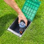 Gardena Bewässerungsventil 9 V Bluetooth im Erdreich, eingebaut in grüner Box. Bewässerungscomputer für den Garten.