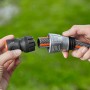 Gardena Premium Wasserstop 19 mm (3/4'') wird an einen Gartenschlauch angeschlossen.