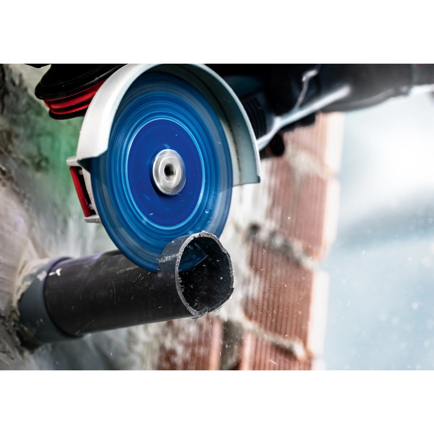 Bosch Expert Trennscheibe Carbide Multi Wheel schneidet Kunststoffrohr mit Winkelschleifer.