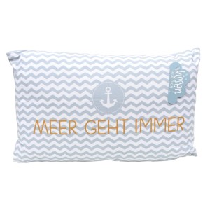 Dekokissen mit blau-weißem Zickzackmuster, Anker und Schriftzug "Meer geht immer". Baumwoll-Zierkissen.