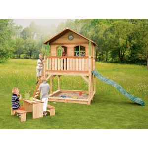 AXI Spielhaus Marc mit Rutsche, Leiter und Sandkasten im Garten.