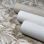 Marburg Vliestapete Botanica Floral Beige, Rollen vor floralem Hintergrund.