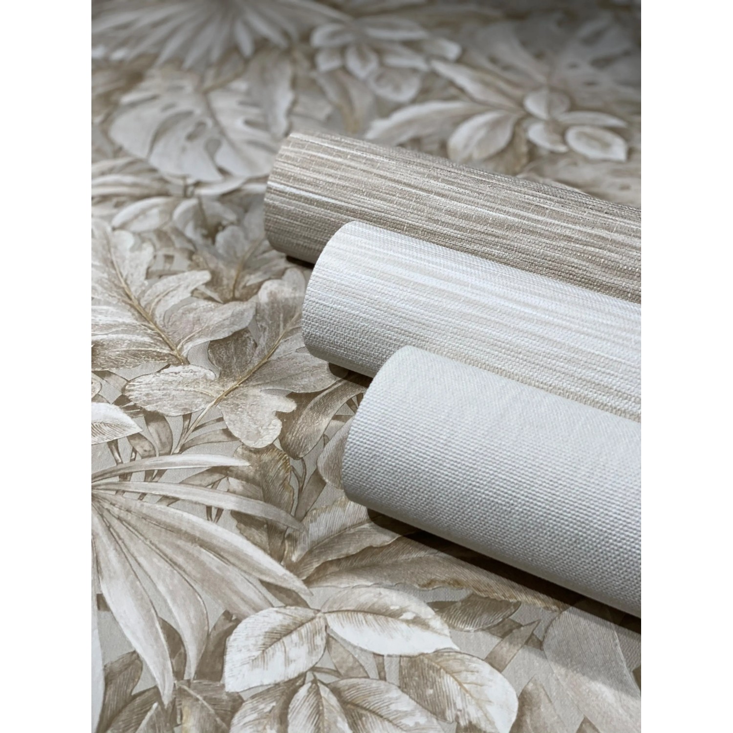 Marburg Vliestapete Botanica Floral Beige, Rollen vor floralem Hintergrund.