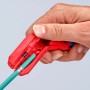 Hand nutzt Knipex ErgoStrip Zange zum Abmanteln eines Kabels. Universal-Abmantelungswerkzeug in Rot.