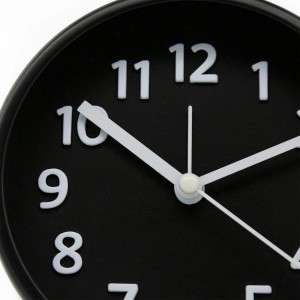 Schwarzer Wall-Art Wecker mit 3D Ziffern, Ø 11 cm, für Tisch oder Regal.