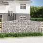 Sechs Gabionen mit Hochbogen (400x50x140/160cm) aus verzinktem Eisen, gefüllt mit Steinen als dekorative Gartenmauer.