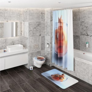 Badezimmer mit Sanilo Goldfisch-Motiv: Badewannenstöpsel, Duschvorhang, Badematte und WC-Sitz.
