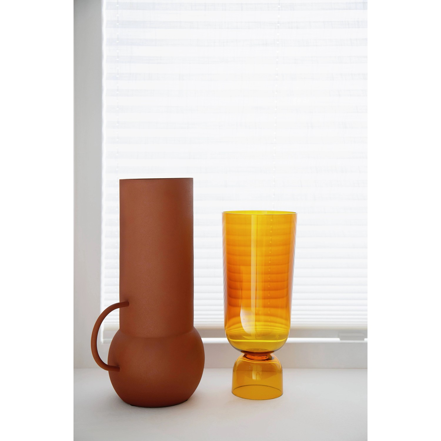Weißes Schöner Wohnen Plissee Marla 40x130cm vor Fenster, blickdicht und kürzbar.