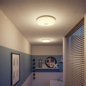Weiße Philips LED-Deckenleuchte Mauve mit Bewegungssensor, 1700 Lumen, im Flur.