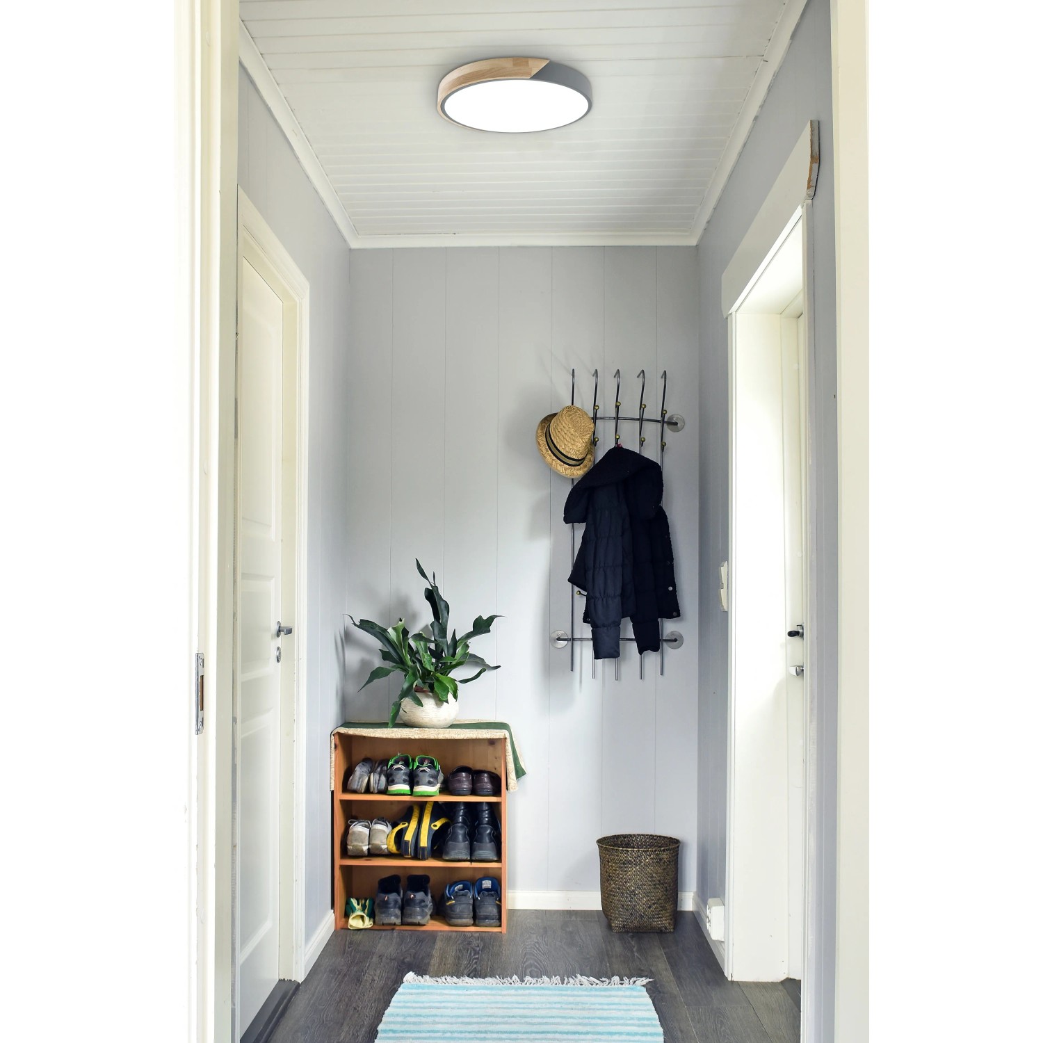 Graue LED-Deckenleuchte Borneo (Ø 31 cm) mit Holzrand für warmweißes Licht im Flur.
