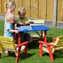 Mehrfarbige Kindersitzgarnitur mit Tisch und Stühlen im Garten, geeignet für Kinder.