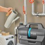 Gardena Hauswasserwerk 3800 Silent wird mit Gießkanne befüllt. Pumpe für Haus und Garten.