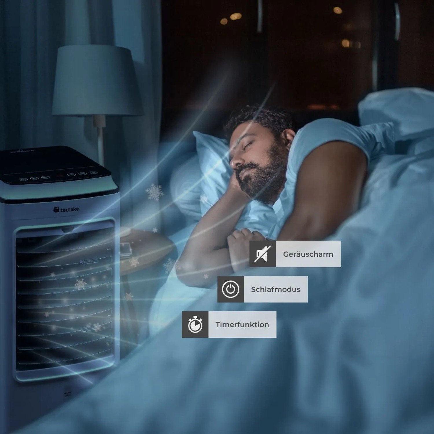 Mobiles Tectake Klimagerät Notos, weiß, kühlt leise im Schlafzimmer. Mann schläft, mit Schlafmodus und Timerfunktion.