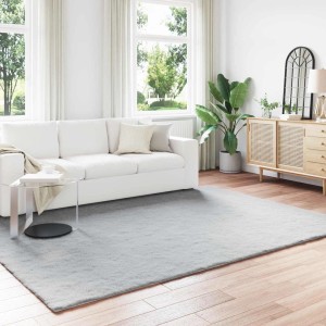 Großer grauer Kunstfell Teppich Olite aus Polyester im Wohnzimmer. Weicher, rechteckiger Teppich für moderne Einrichtung.
