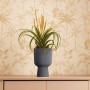 Anthrazitfarbener Elho Blumentopf Vibes Fold Coupe Ø 14 cm mit gerippter Struktur und Pflanze.