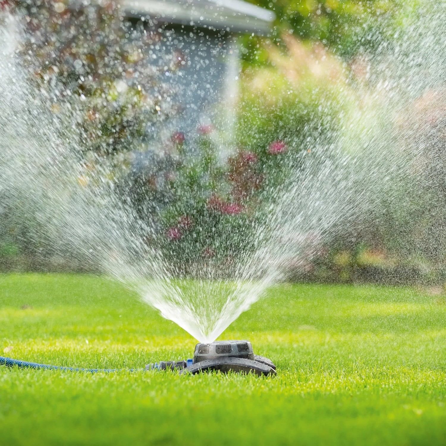 LUX Multifunktionsregner bewässert Rasen mit 8 Sprühbildern. Gartenbewässerung leicht gemacht!