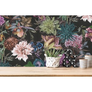 Vliestapete mit Blumenmuster in Schwarz und Grün. Dekorative Tapete mit floralem Design.