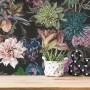 Vliestapete mit Blumenmuster in Schwarz und Grün. Dekorative Tapete mit floralem Design.