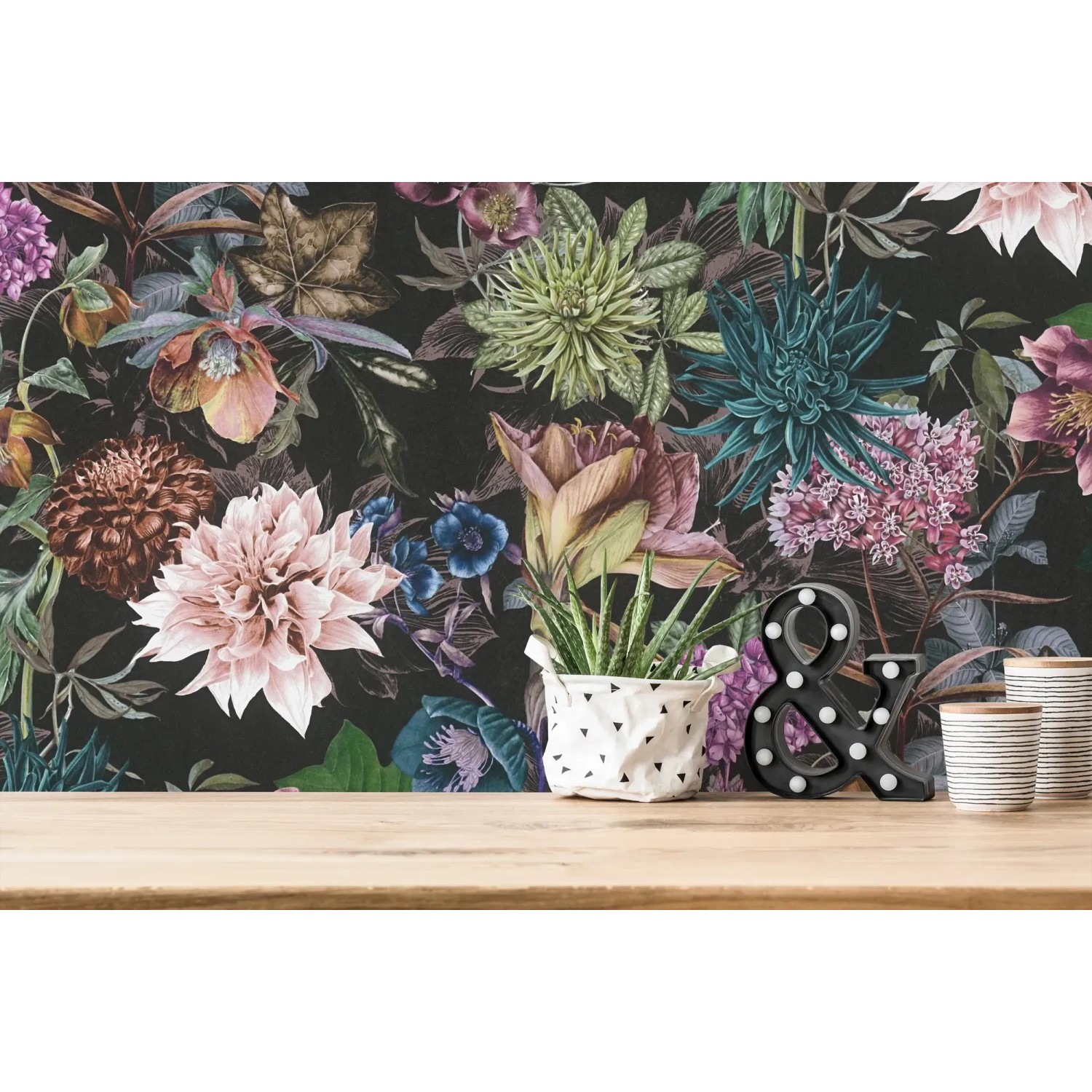 Vliestapete mit Blumenmuster in Schwarz und Grün. Dekorative Tapete mit floralem Design.