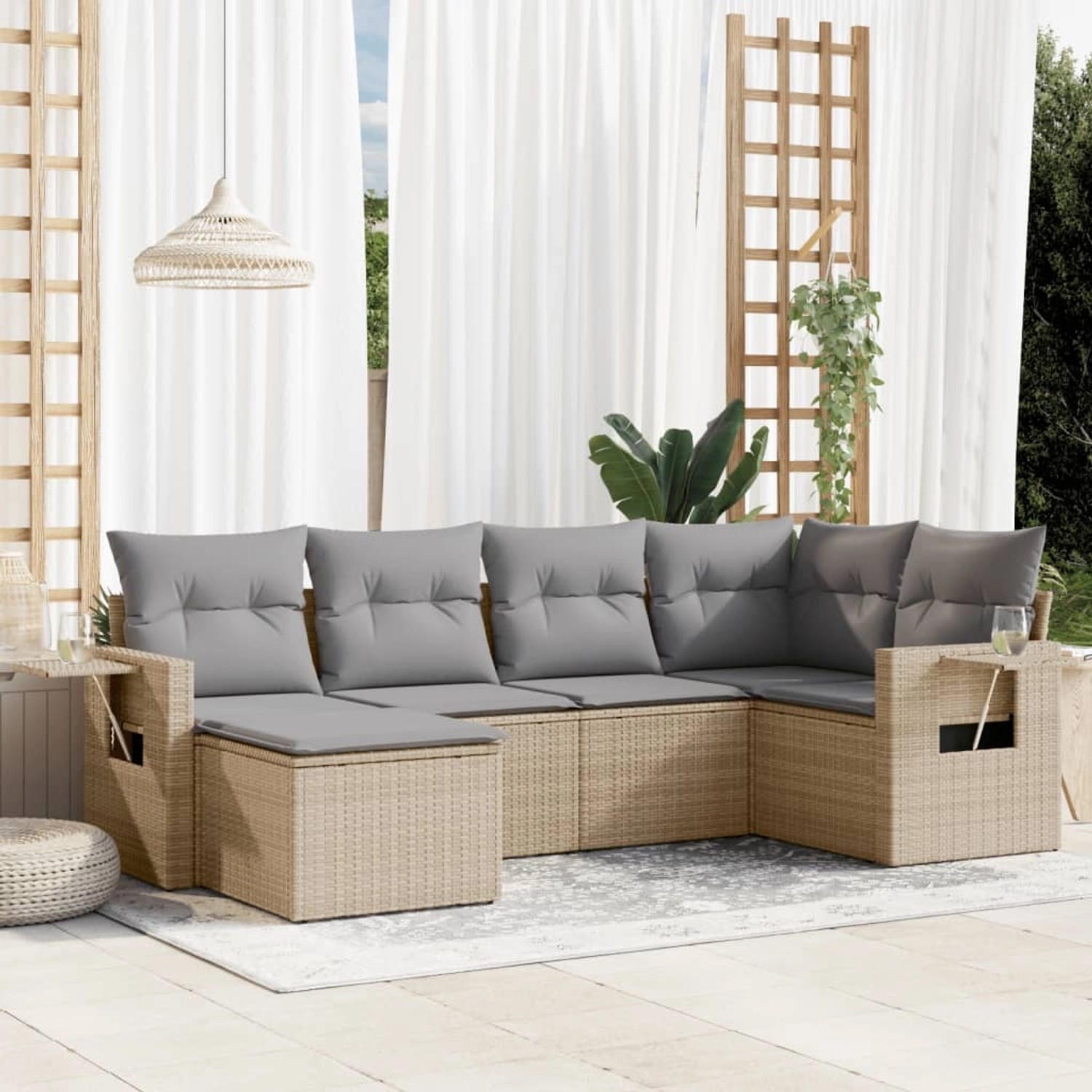 Beige 6-tlg. Garten-Sofagarnitur aus Poly Rattan mit hellgrauen Kissen.