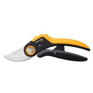Fiskars Bypass-Gartenschere P721 mit orange-schwarzem SoftGrip Griff und scharfen Klingen für präzise Schnitte.