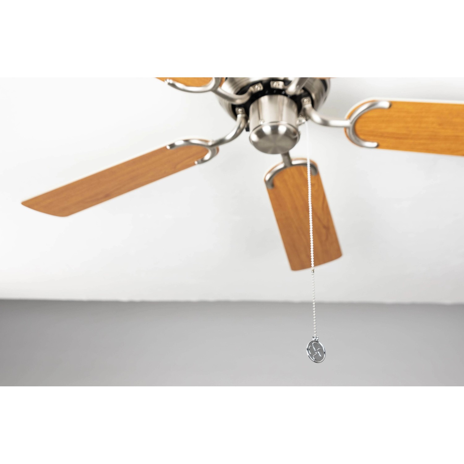 Extra flacher Deckenventilator Pepeo Kisa Deluxe, Nickel gebürstet, Flügel in Weiß und Ahorn.