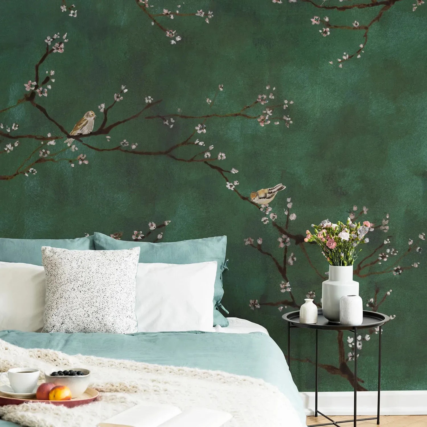 Art for the Home Fototapete Joy grün mit Kirschblüten und Vögeln im Schlafzimmer.