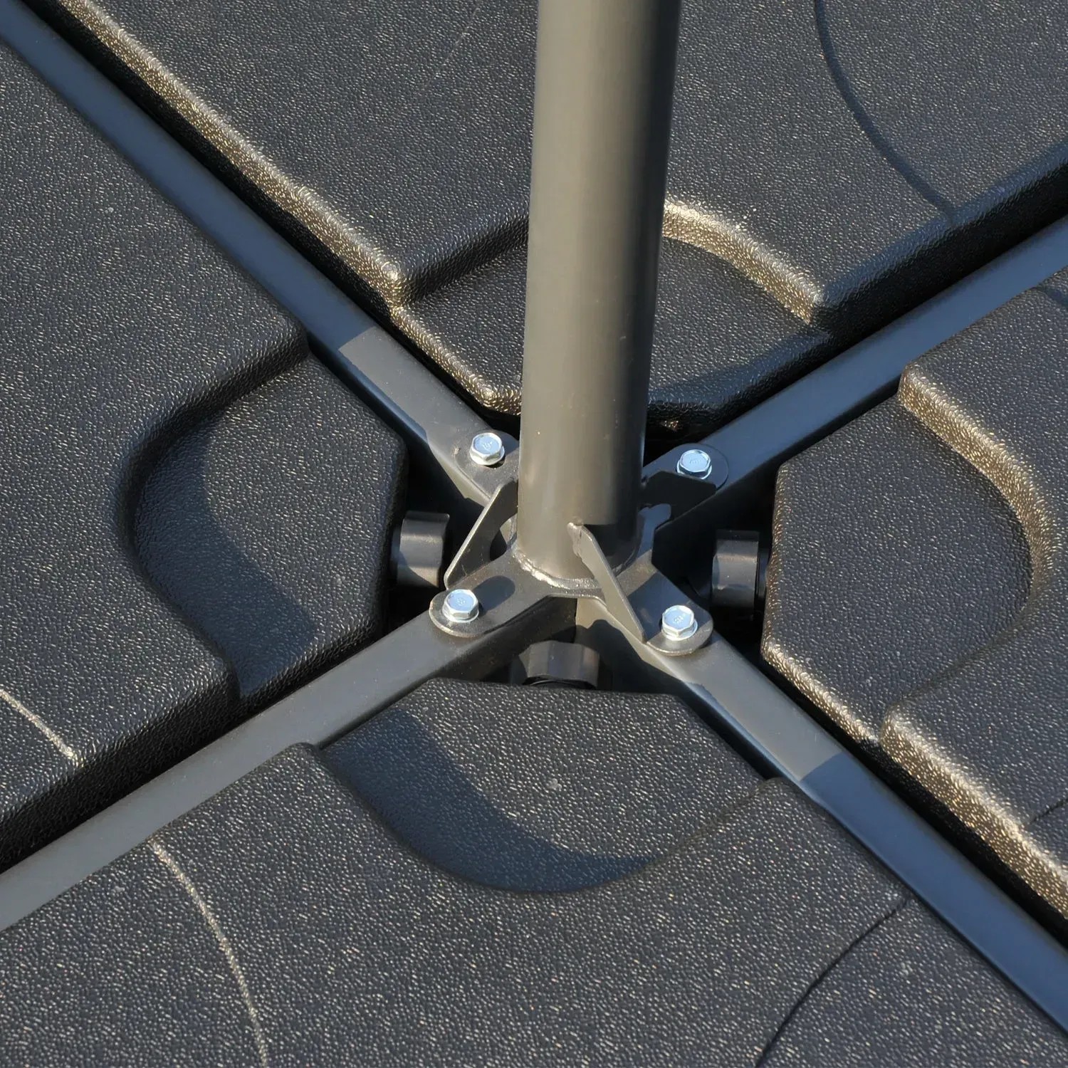 Detailaufnahme: Schwarze Outsunny Schirmständer Gewichte aus HDPE mit Metallkreuz für sicheren Halt.