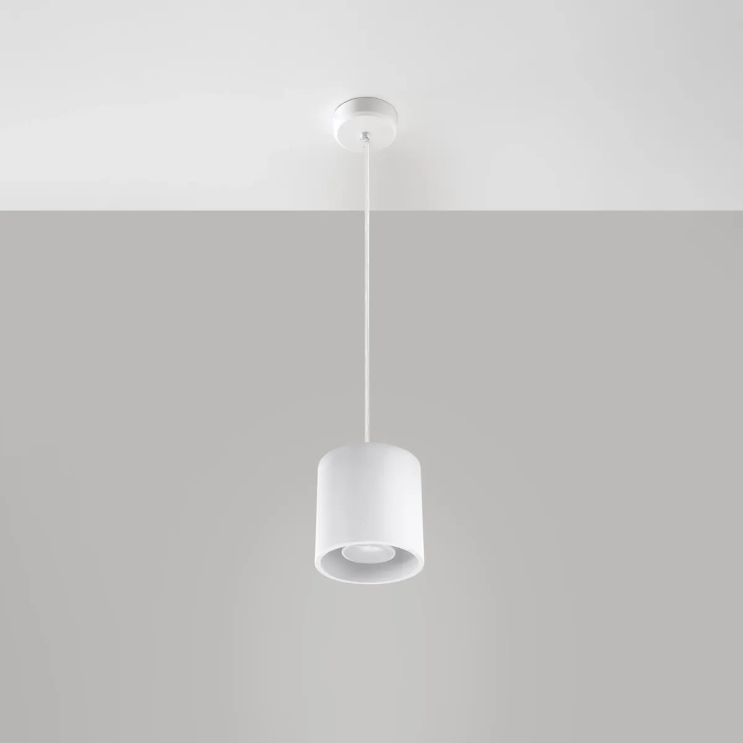 Weiße Sollux Lighting Hängeleuchte ORbis 1 mit zylindrischem Lampenschirm. Modernes Design für Lampen & Leuchten.