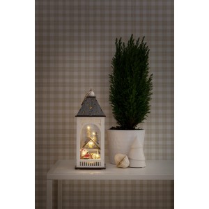 Weiße LED Holzlaterne mit Haus und warmweißem Licht, eine weihnachtliche Dekoration für den Innenbereich.