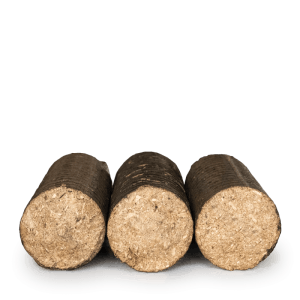 Drei zylindrische Heizfuxx Nestro Hartholz Holzbriketts, dunkelbraun mit heller Holzfaserstruktur an den Enden, für Kamin & Ofen.