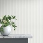 Helle Erismann Vliestapete Versailles Entree mit klassischem Streifenmuster.
