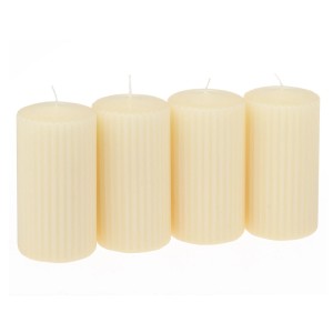 Vier champagnerfarbene Rillen-Stumpenkerzen im 4er-Pack. Elegante Dekokerzen mit Rillenstruktur.