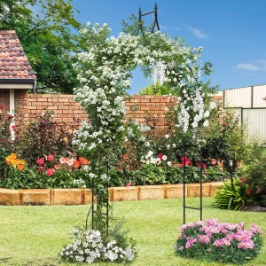 Schwarzer Costway Rosenbogen aus Metall, bewachsen mit weißen Blüten, im Garten.