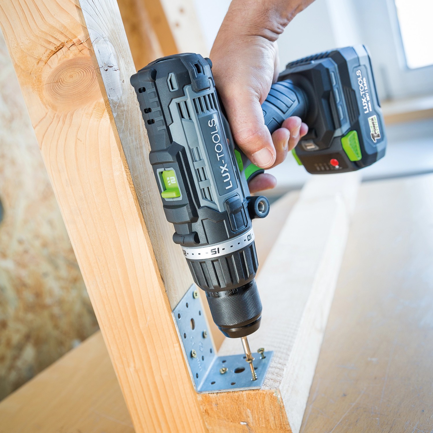 LUX Akku-Schlagbohrschrauber A-BS-20/S beim Schrauben in Holz mit Winkelverbinder.