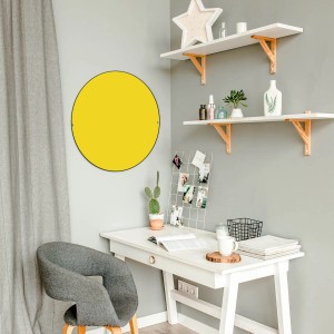 Runde, gelbe Magnettafel (47cm) von Banjado als Wanddekoration im Büro.