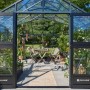 Juliana Gewächshaus Orangerie 21 in Schwarz-Anthrazit mit geöffneten Türen und Pflanzen.