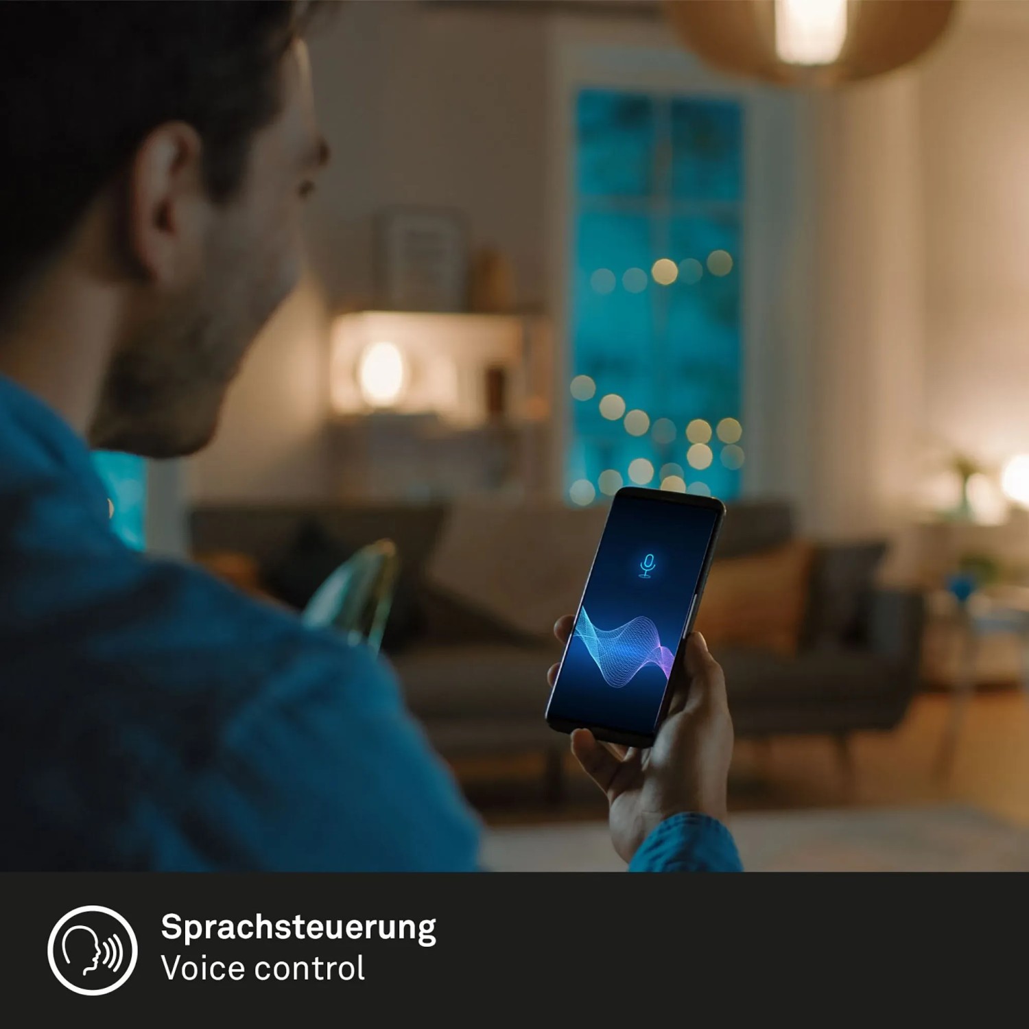 Mann steuert Brilo Wifi LED-Streifen per Sprachbefehl über Smartphone.