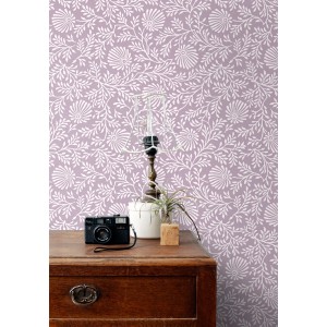 ESTAhome Vliestapete mit violettem Hintergrund und weißem Blumenmuster an der Wand. Dekorative Tapete.