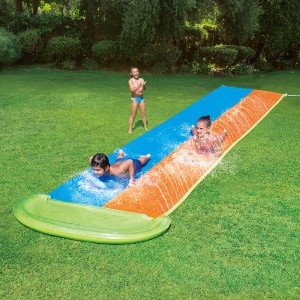 Summer Waves Doppel-Wasserrutsche Racer mit Kindern im Garten.