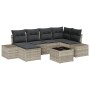 Hellgraues 7-teiliges Garten-Sofa-Set aus Poly Rattan mit grauen Kissen und Tisch.