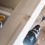 Bosch Flachfräsbohrer Expert Set im Einsatz: Bohren von Löchern in Holz mit hoher Geschwindigkeit.